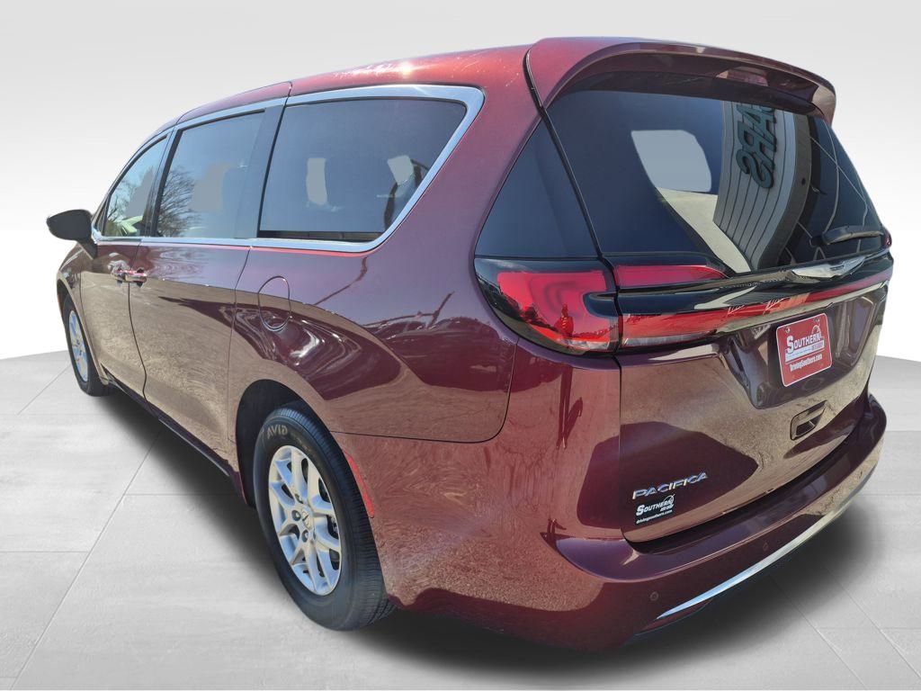 Used 2023 Chrysler Pacifica Touring-L image 4