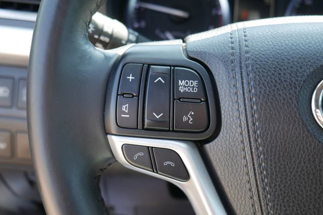Used 2018 Toyota Highlander SE AWD/4WD image 19