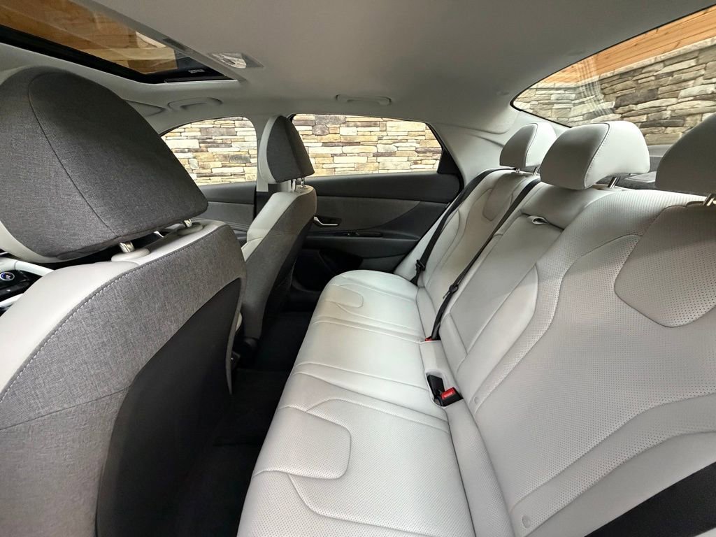 Certified 2025 Hyundai Elantra Limited w/ Cargo Package image 28