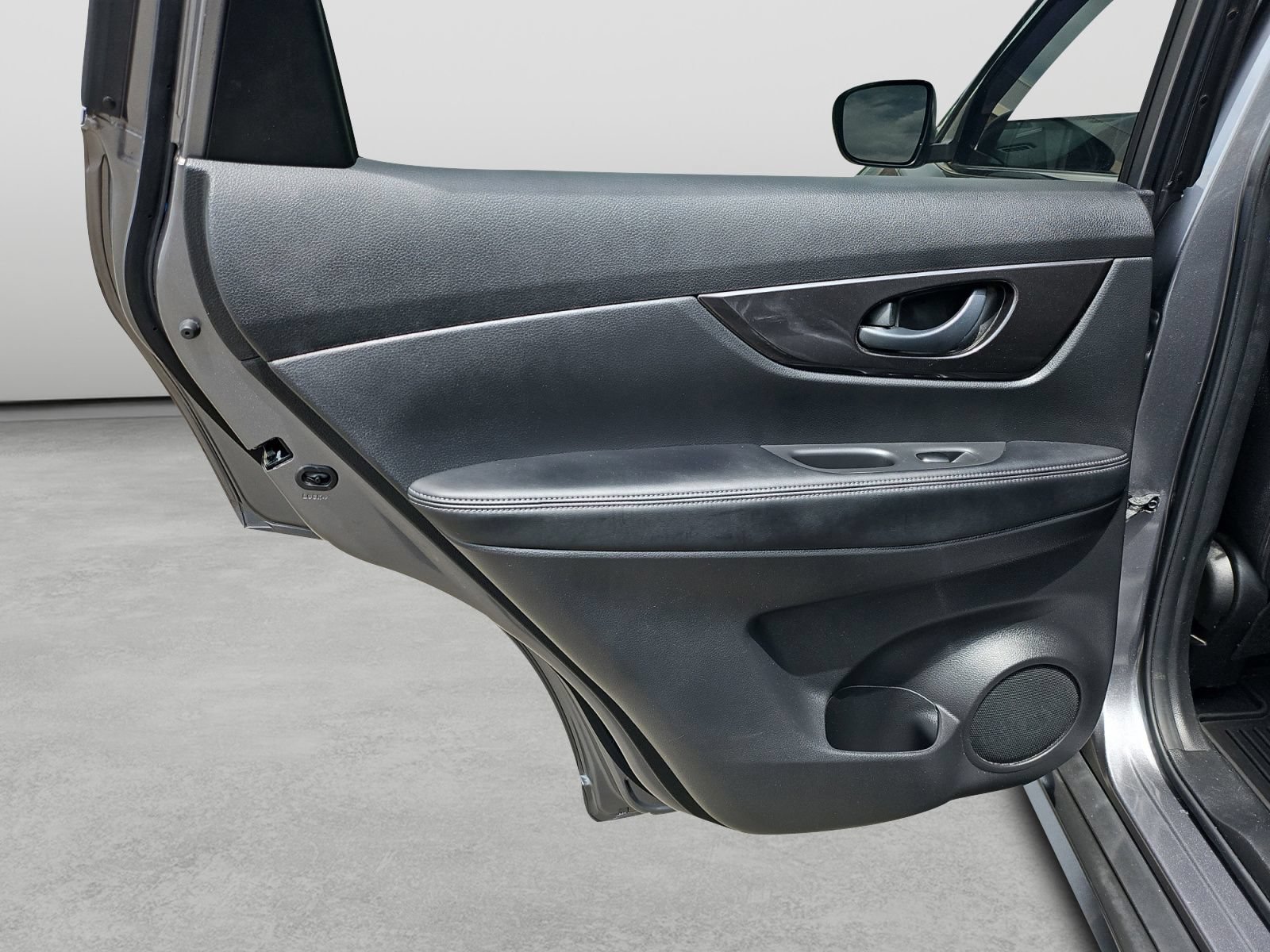 Used 2020 Nissan Rogue S FWD image 34