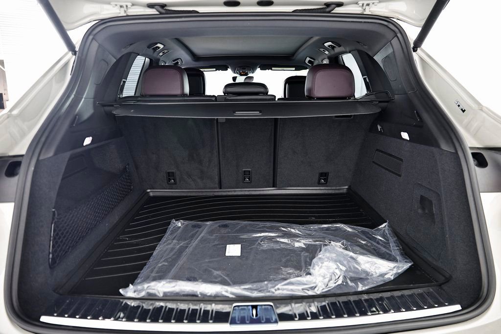 Certified 2025 Porsche Cayenne AWD/4WD image 33