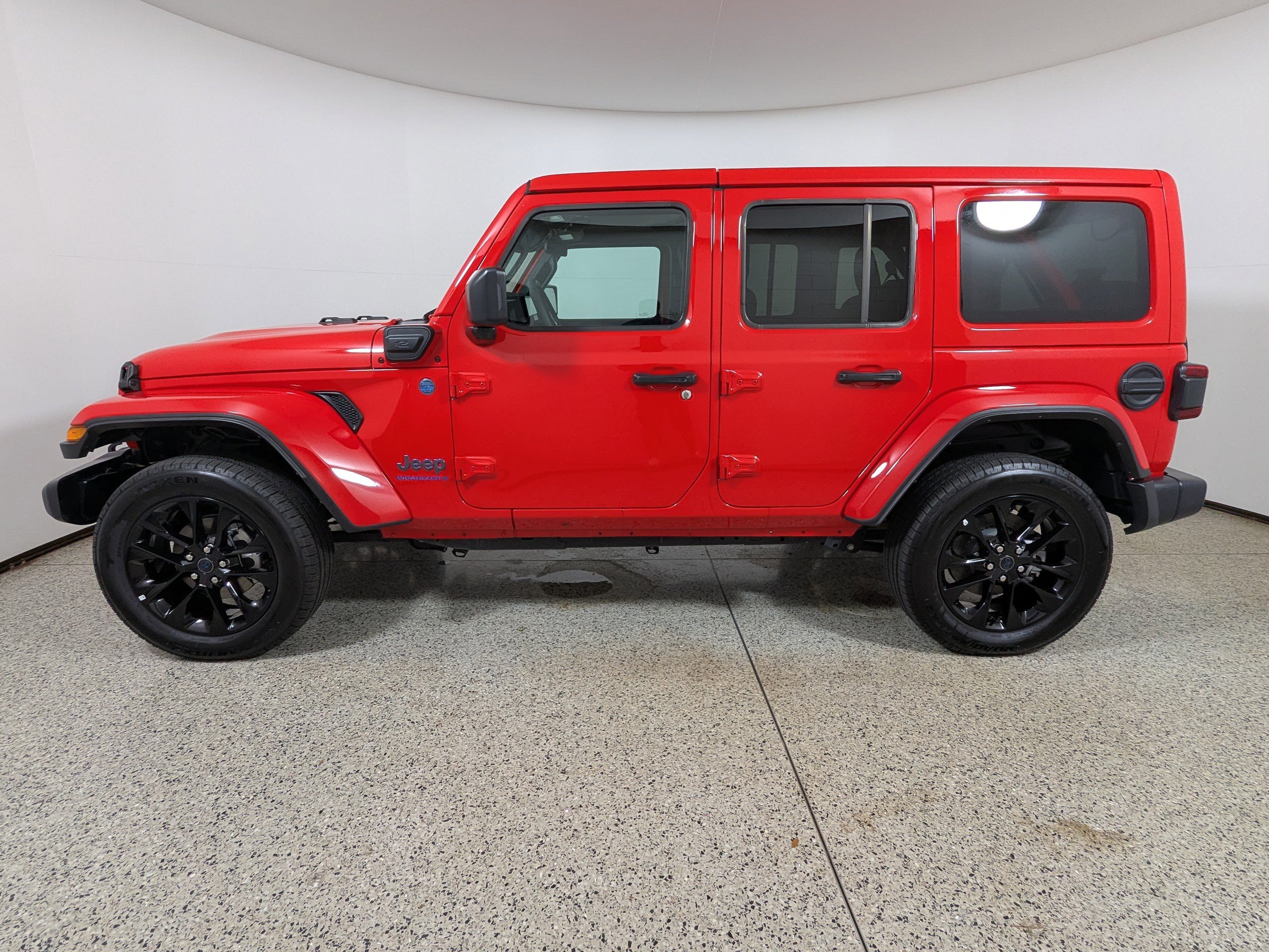 Used 2025 Jeep Wrangler Unlimited Sahara w/ Safety Group AWD/4WD image 4