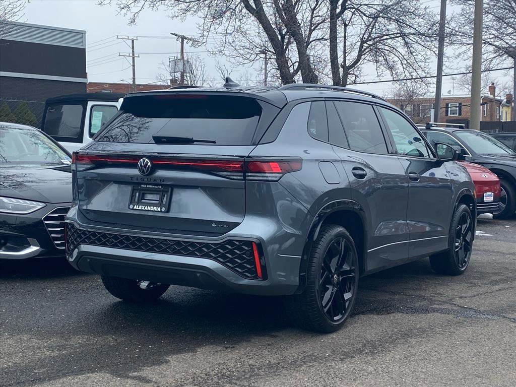 Used 2025 Volkswagen Tiguan SE R-Line image 3