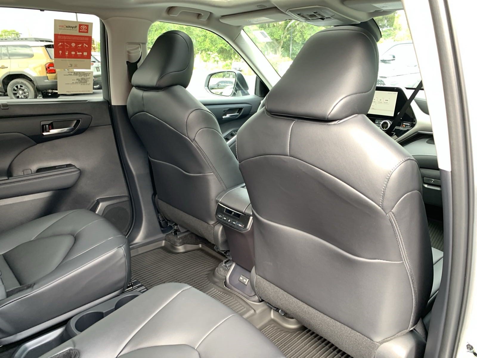 New 2024 Toyota Highlander XLE FWD image 30
