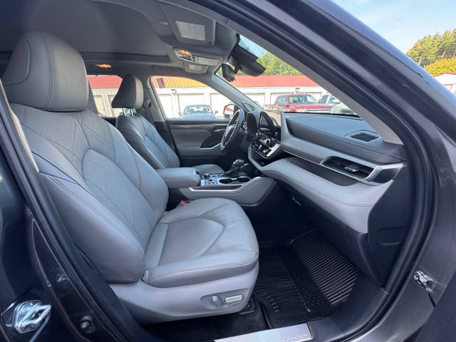 Used 2025 Toyota Highlander Platinum AWD/4WD image 36