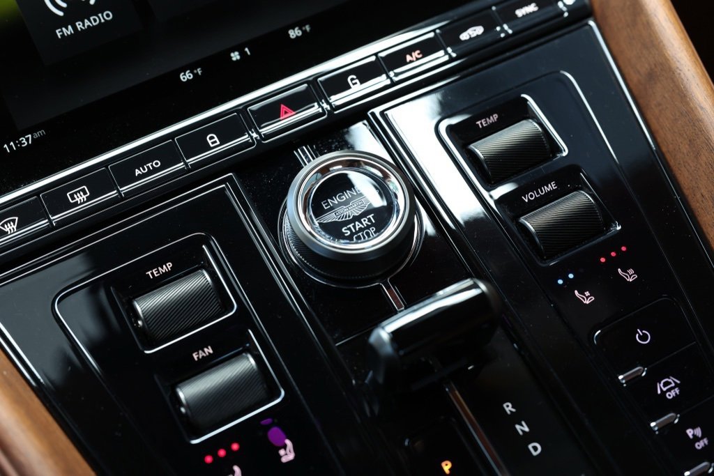 Used 2024 Aston Martin DB12 Convertible image 39