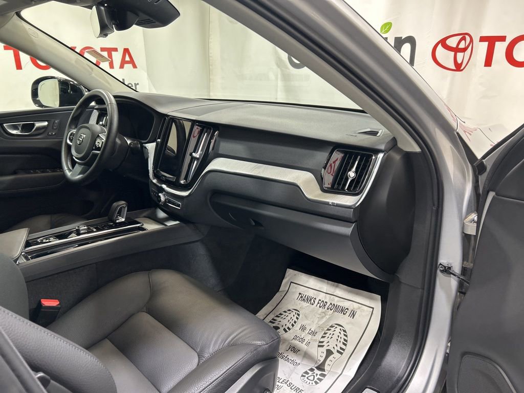 Used 2025 Volvo XC60 B5 Plus image 12