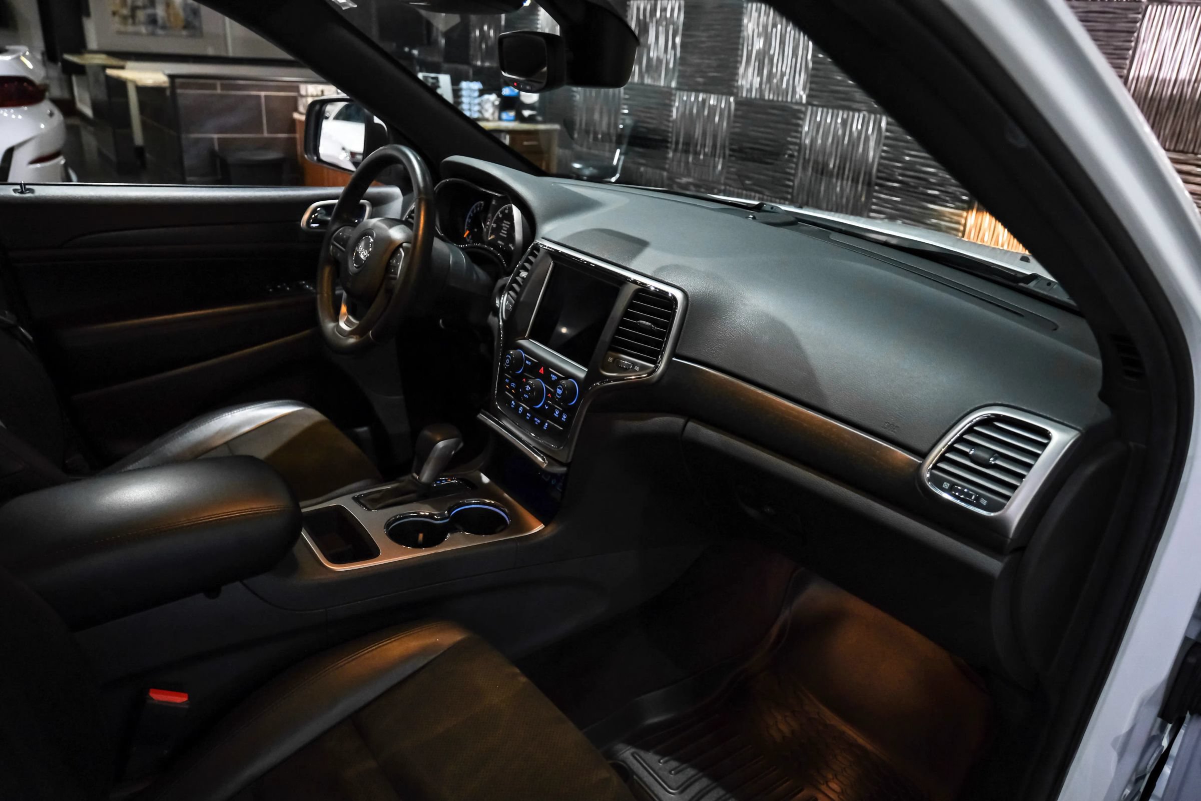 Used 2018 Jeep Grand Cherokee Altitude AWD/4WD image 14