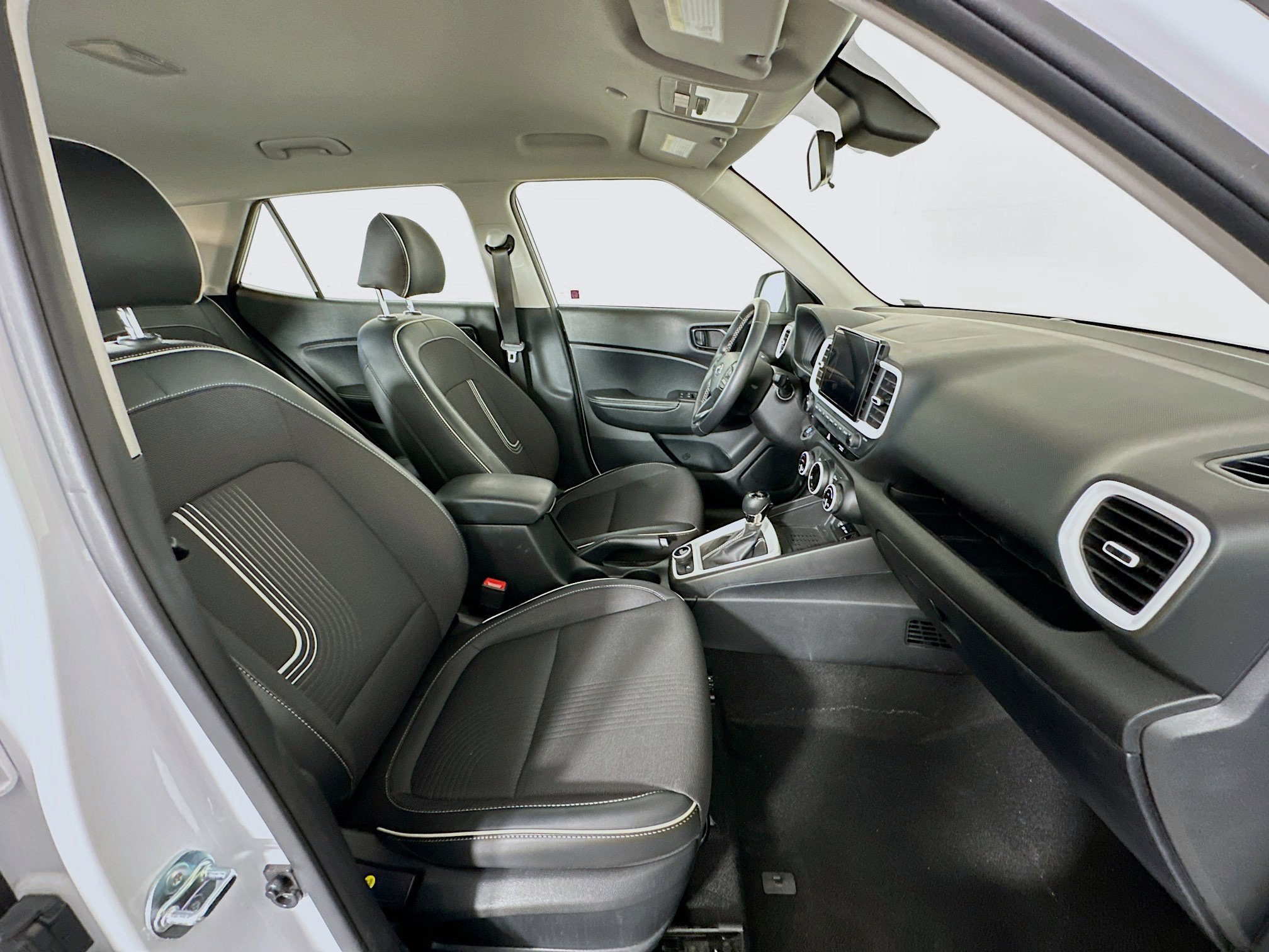 Used 2025 Hyundai Venue Limited image 30