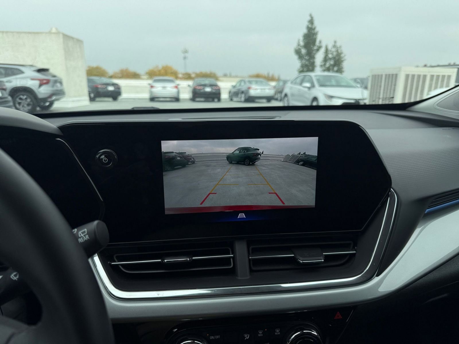 Used 2025 Chevrolet Trax LT w/ LT Convenience Package image 17