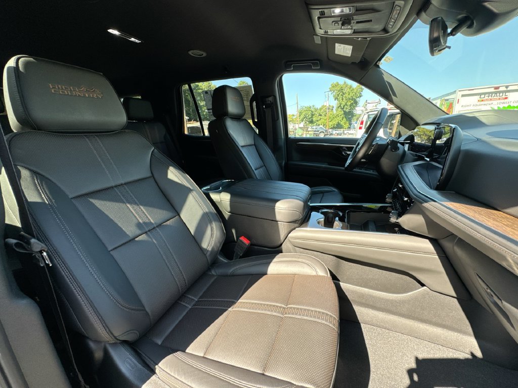 Used 2025 Chevrolet Tahoe High Country AWD/4WD image 32