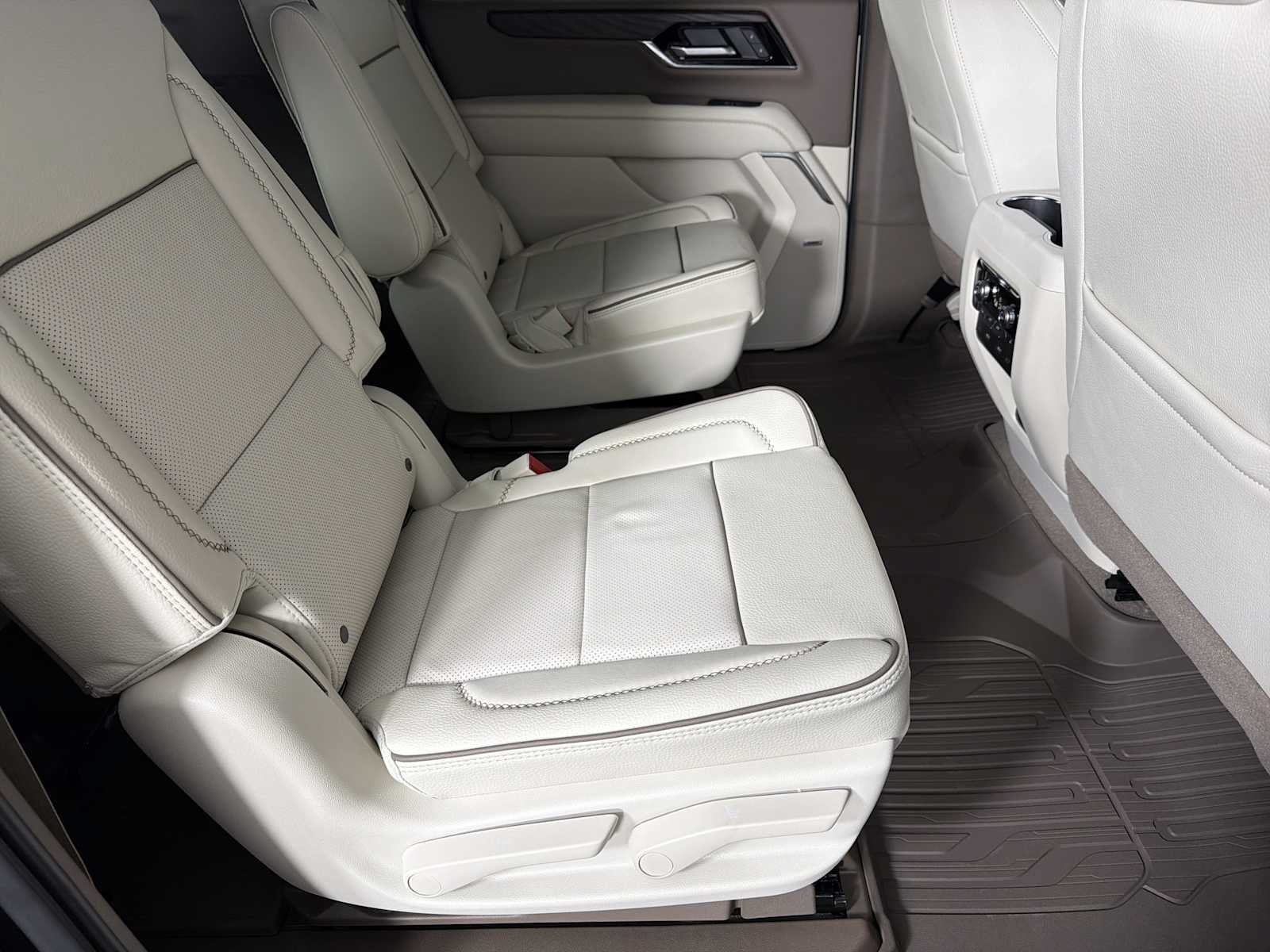 New 2026 GMC Yukon XL Denali w/ Denali Reserve Package AWD/4WD image 16