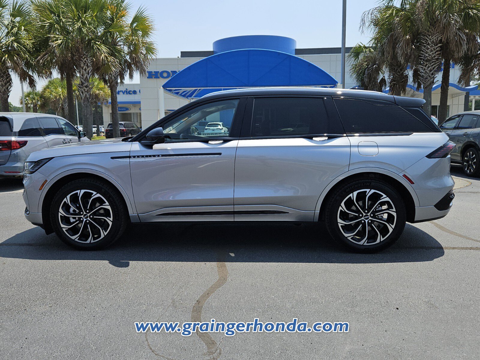 Used 2025 Lincoln Nautilus Reserve AWD/4WD image 2