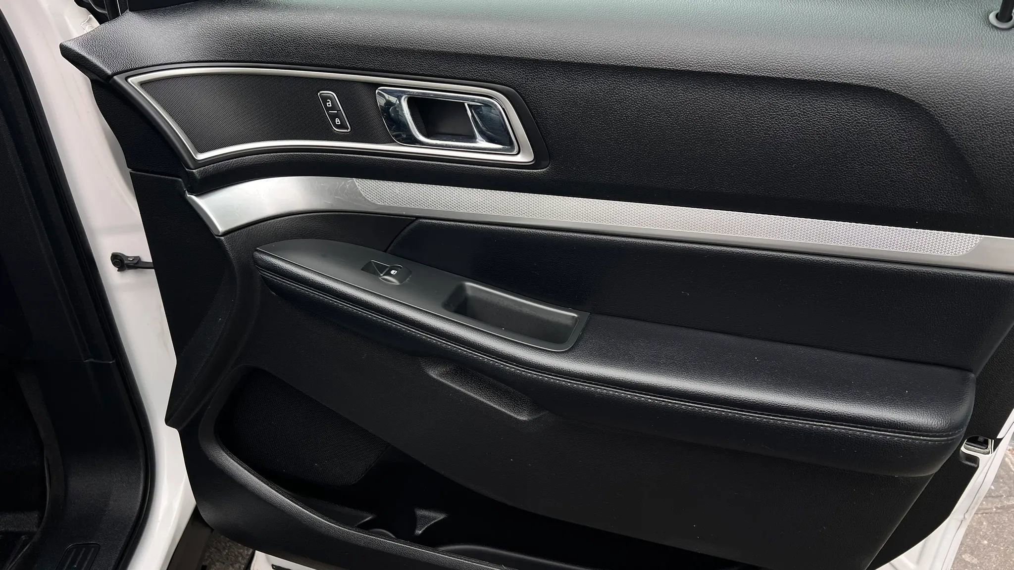 Used 2017 Ford Explorer XLT w/ Equipment Group 202A image 25