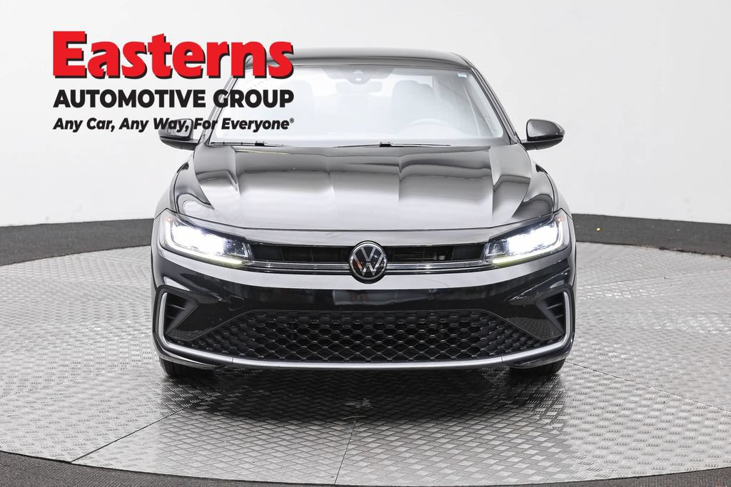 Used 2025 Volkswagen Jetta SE FWD image 2