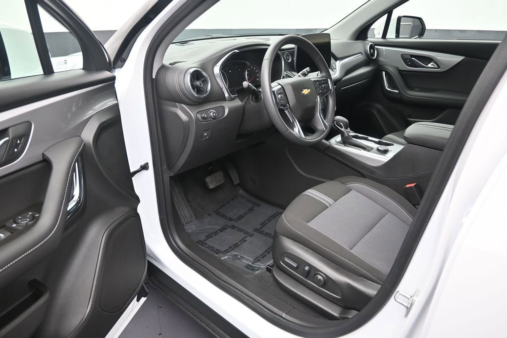 Used 2025 Chevrolet Blazer LT image 11