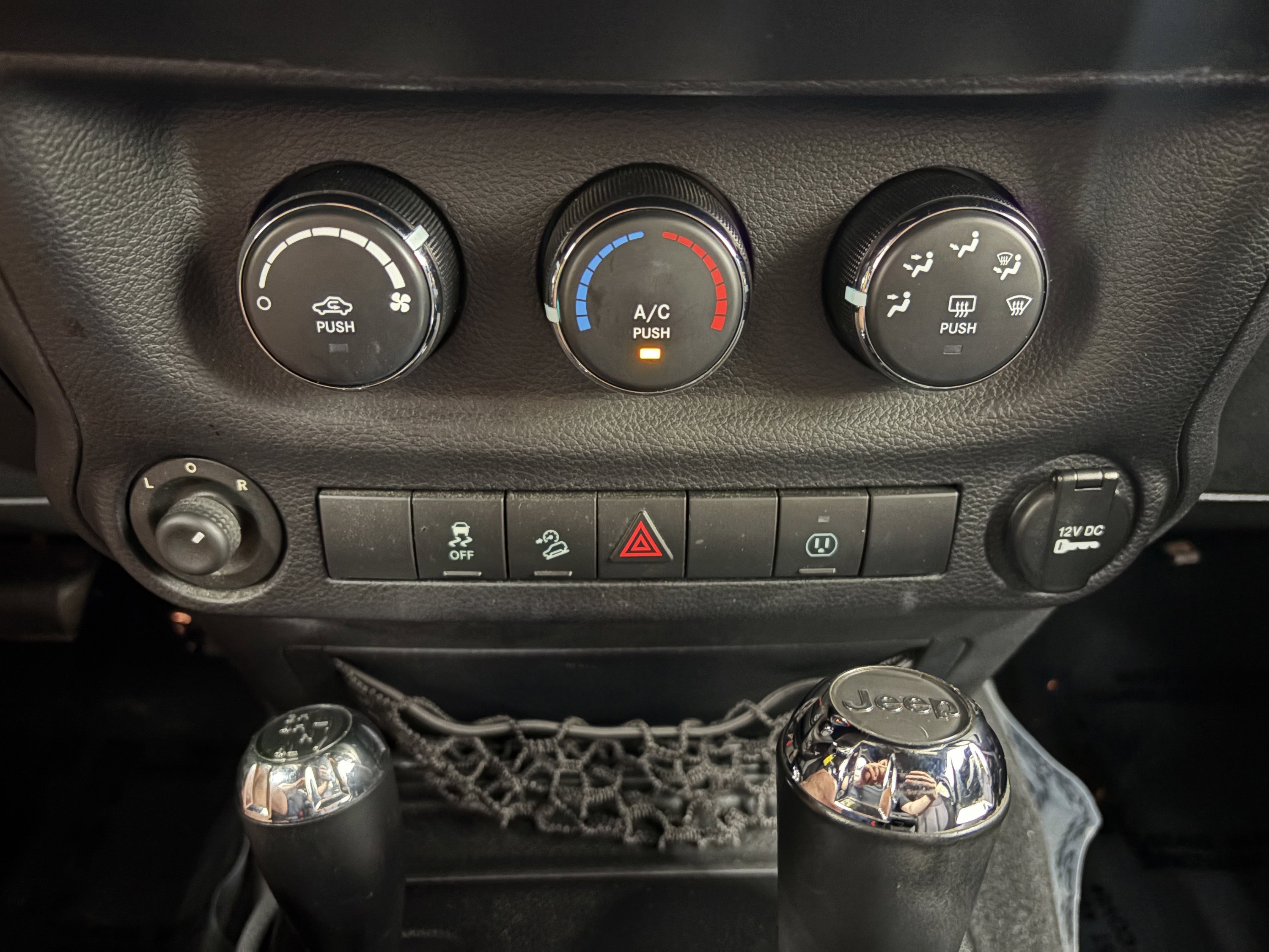 Used 2014 Jeep Wrangler Unlimited Sahara w/ Connectivity Group image 16