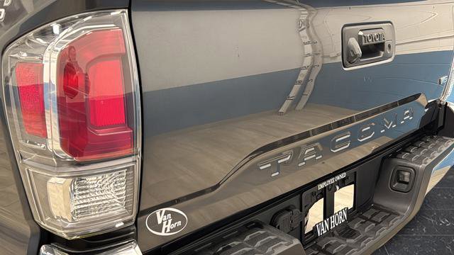 Used 2022 Toyota Tacoma TRD Off-Road image 34