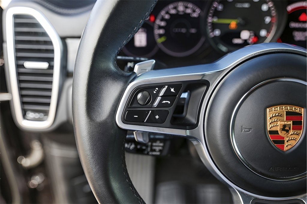 Used 2022 Porsche Cayenne Platinum Edition image 16