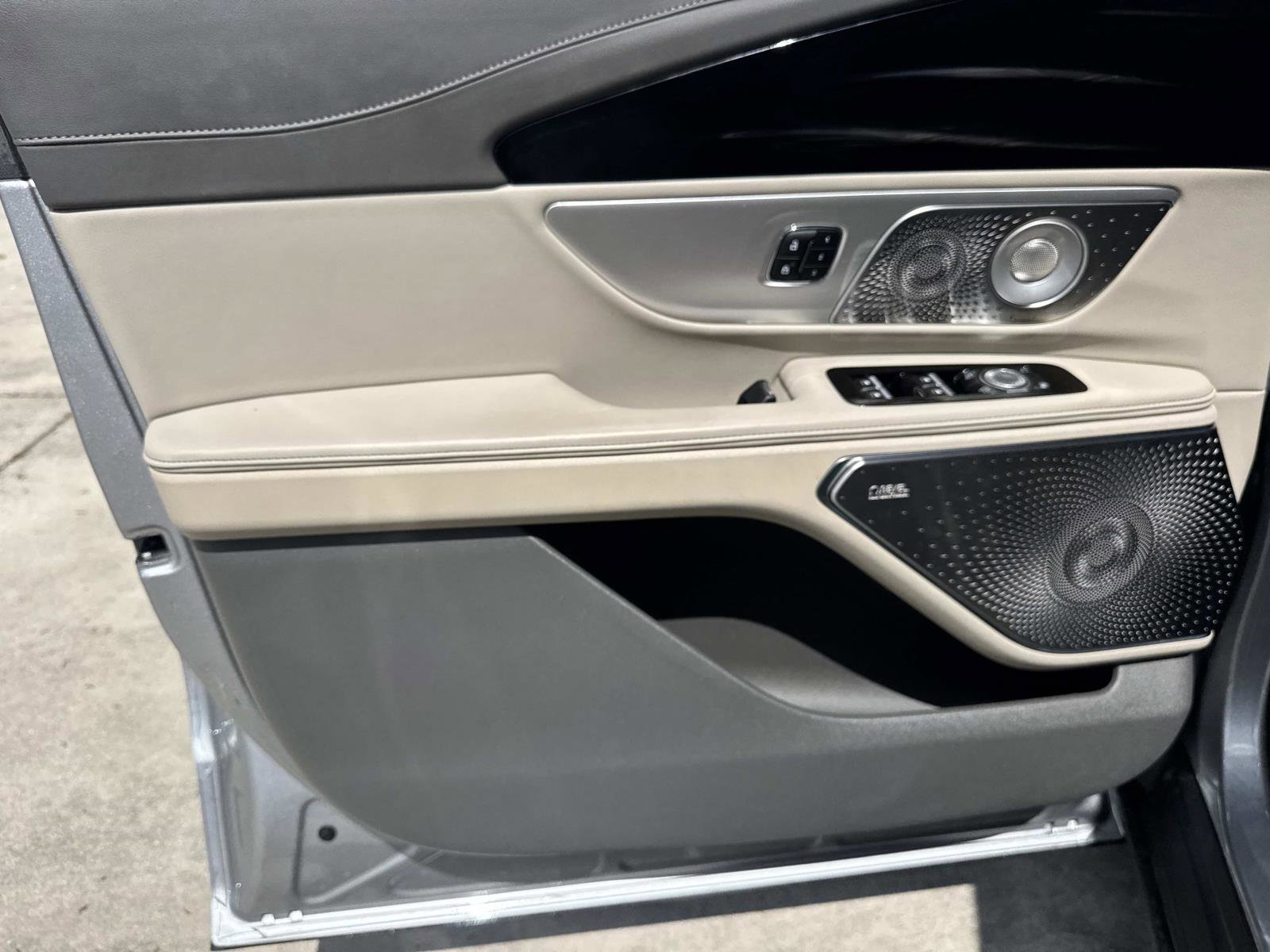 Used 2025 Lincoln Nautilus Reserve image 16