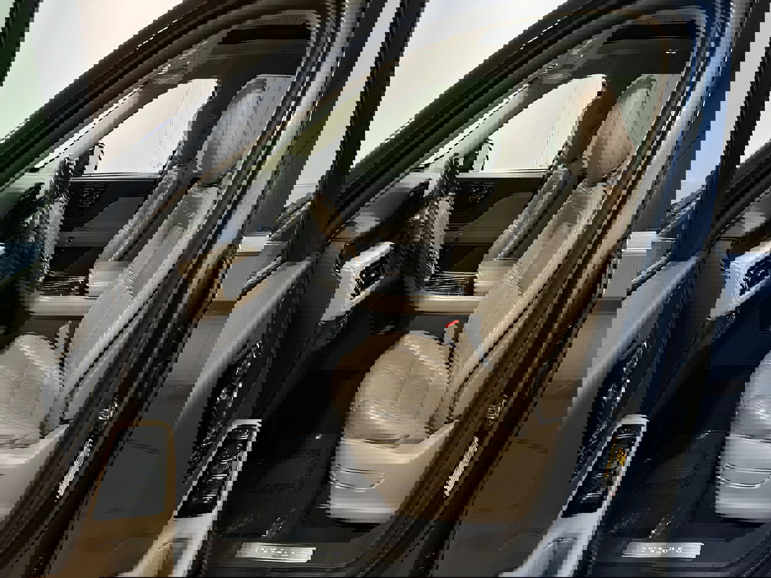 Used 2020 Lincoln Aviator Reserve w/ Equipment Group 201A image 3