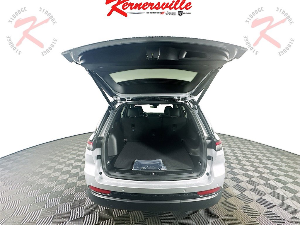 New 2025 Jeep Grand Cherokee Altitude image 15