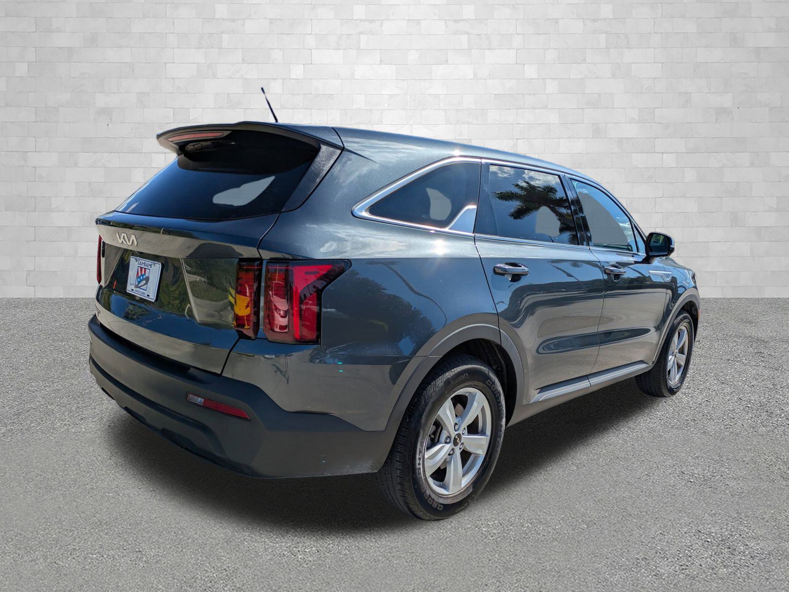 Used 2023 Kia Sorento LX image 2