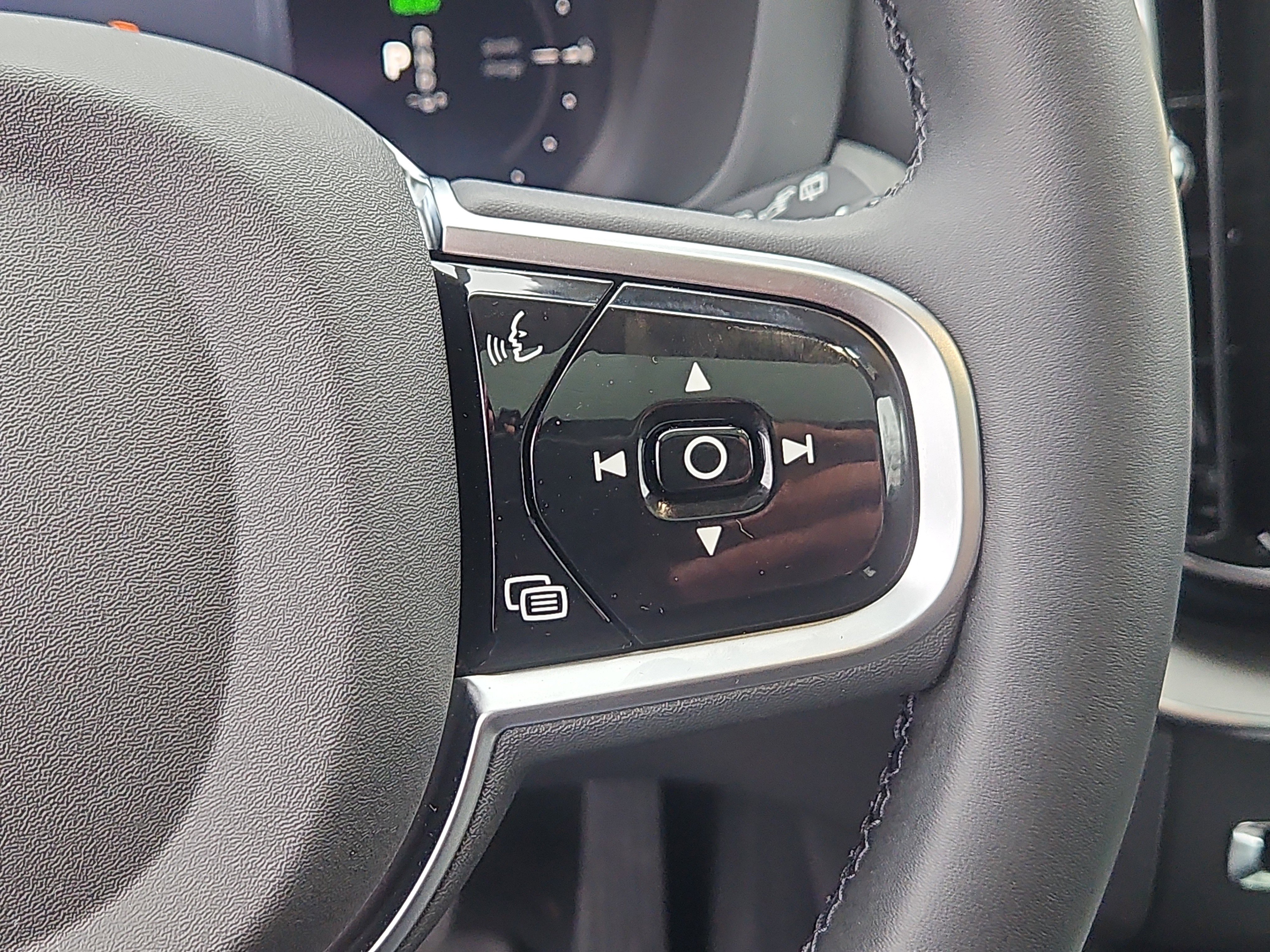 Used 2025 Volvo XC60 T8 Plus w/ Climate Package image 19