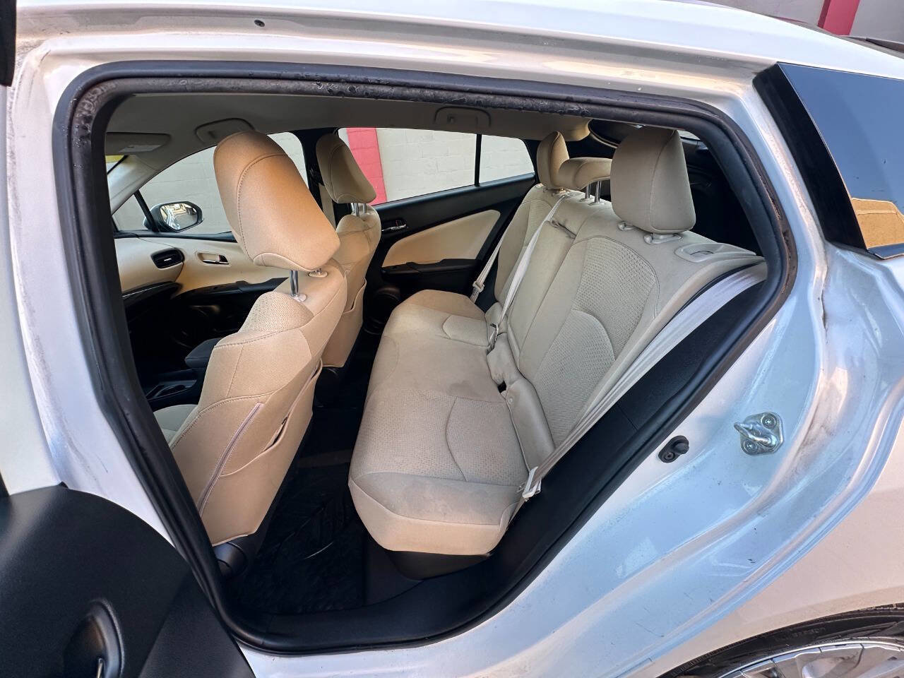 Used 2021 Toyota Prius LE image 19