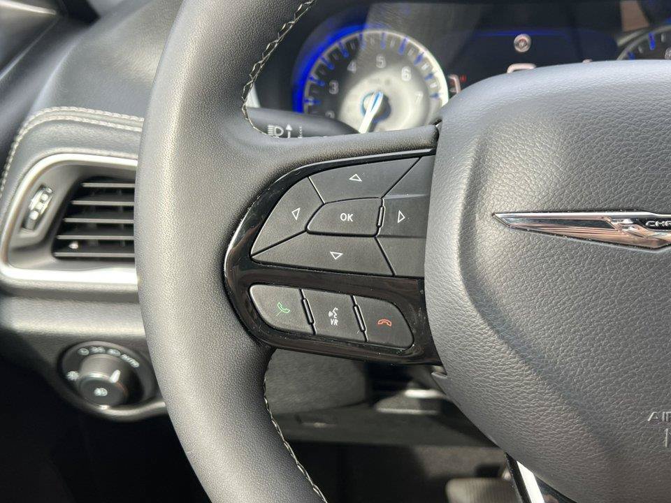 Used 2025 Chrysler Pacifica Limited FWD image 23