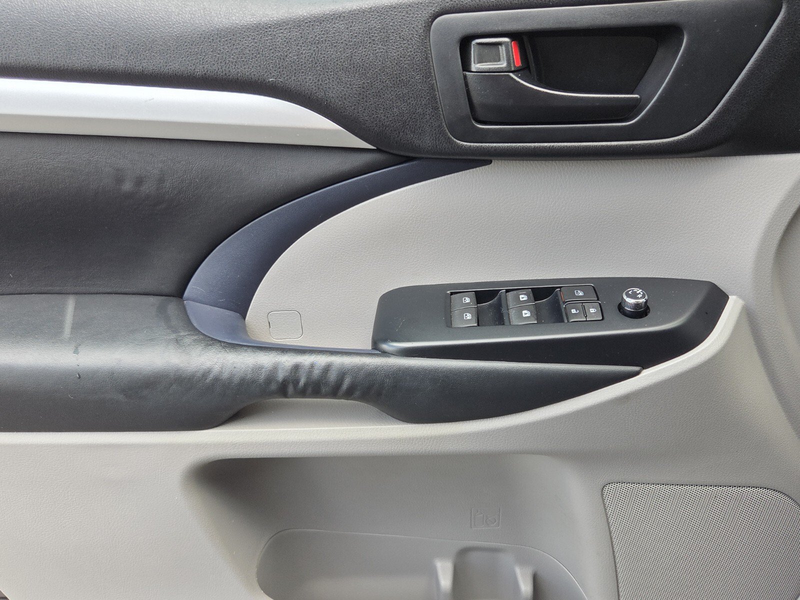 Used 2015 Toyota Highlander Plus FWD image 29