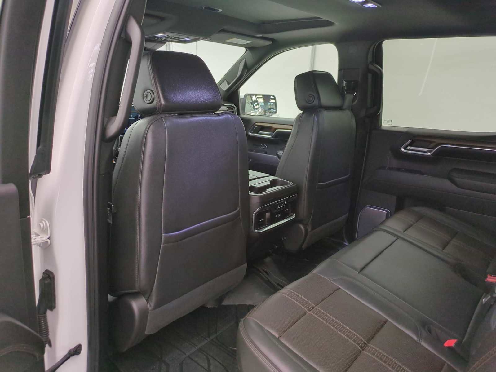 Used 2024 Chevrolet Silverado 1500 High Country w/ High Country Premium Package AWD/4WD image 17