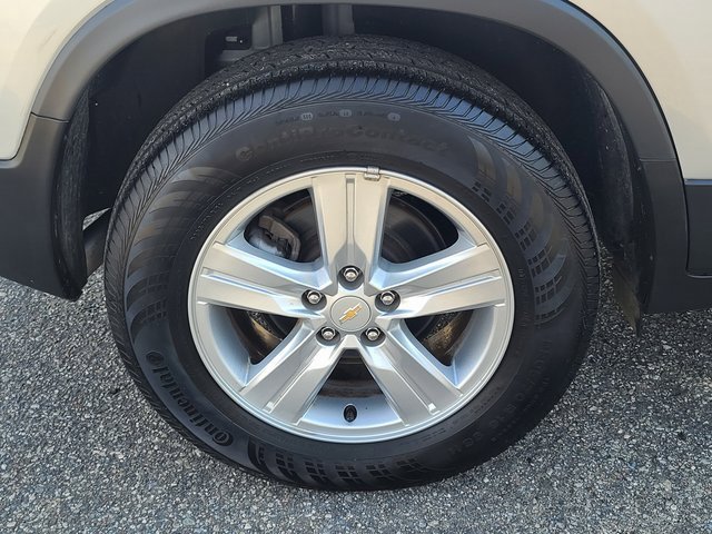 Used 2022 Chevrolet Trax LS w/ Tint and Cruise Package image 33