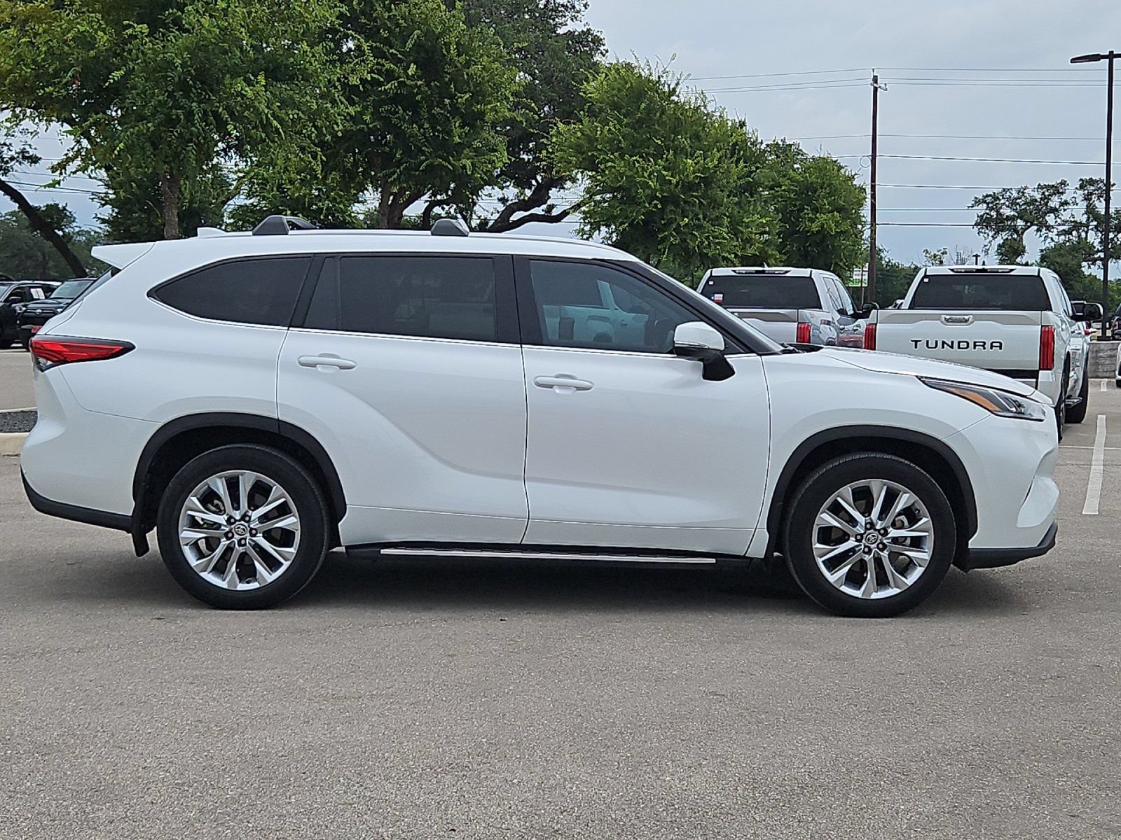 Used 2023 Toyota Highlander Limited FWD image 6