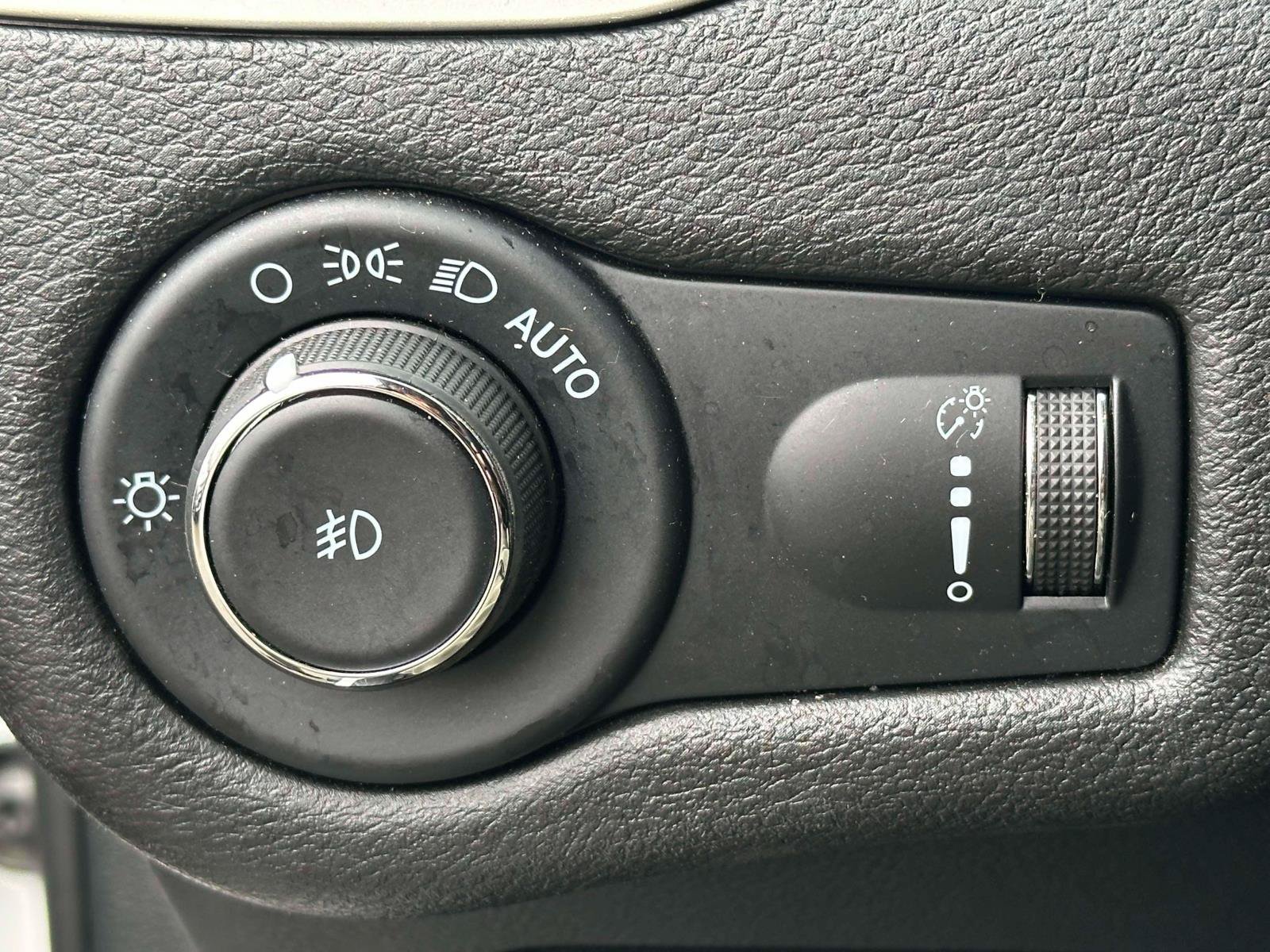 Used 2022 Jeep Cherokee Latitude AWD/4WD image 18