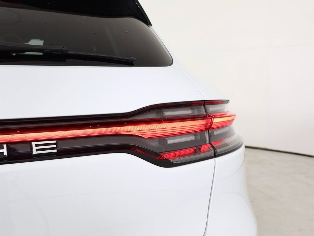 Used 2025 Porsche Macan image 12