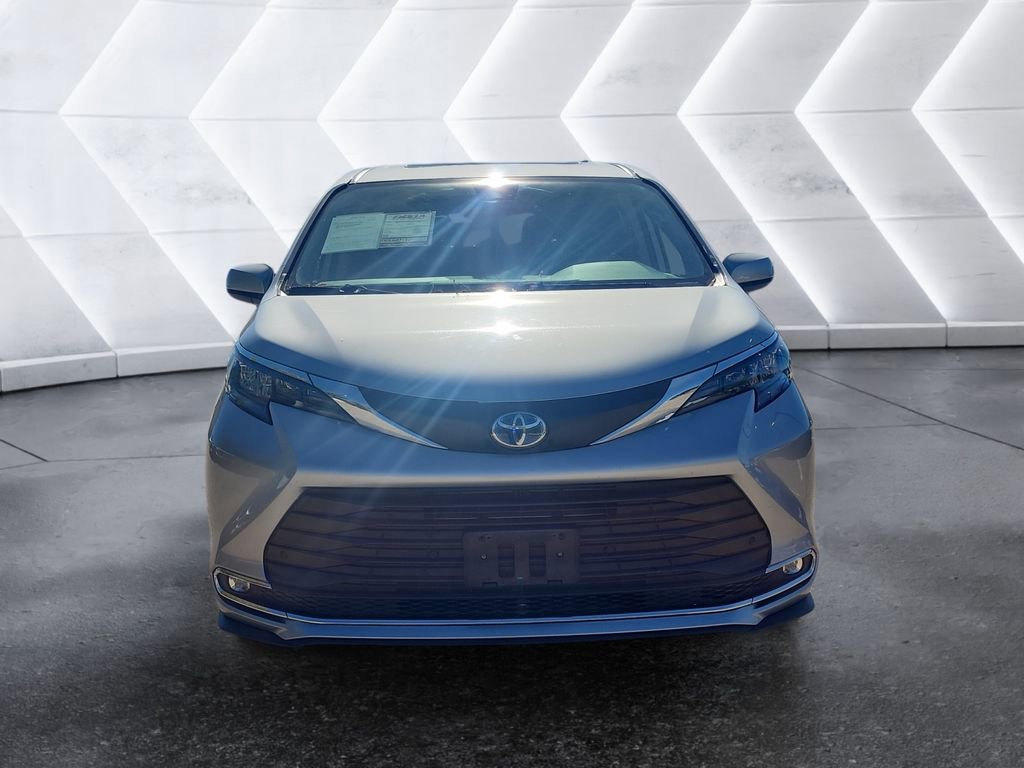 Used 2024 Toyota Sienna XLE image 2