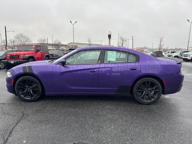 Used 2018 Dodge Charger SXT w/ Blacktop Package image 2