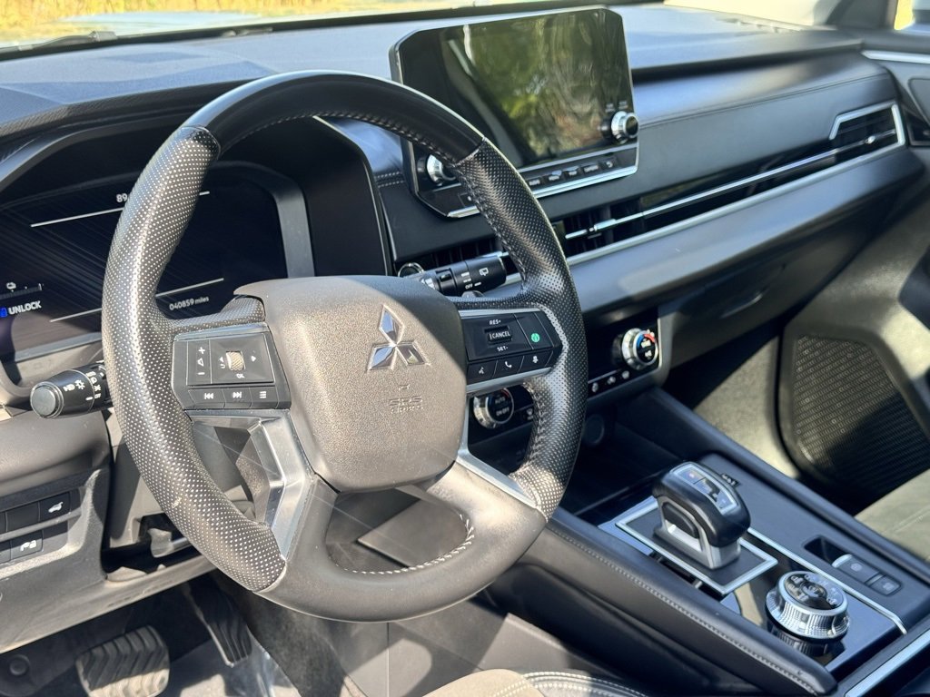 Used 2023 Mitsubishi Outlander 4WD image 16