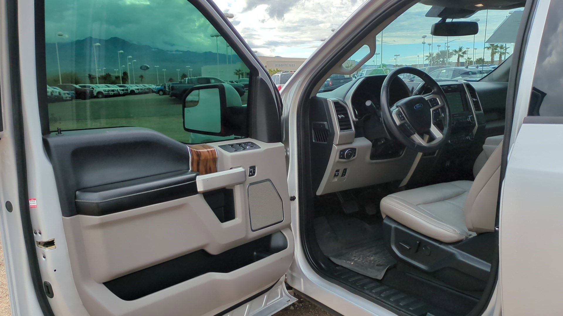 Used 2019 Ford F150 Lariat w/ Max Trailer Tow Package image 12