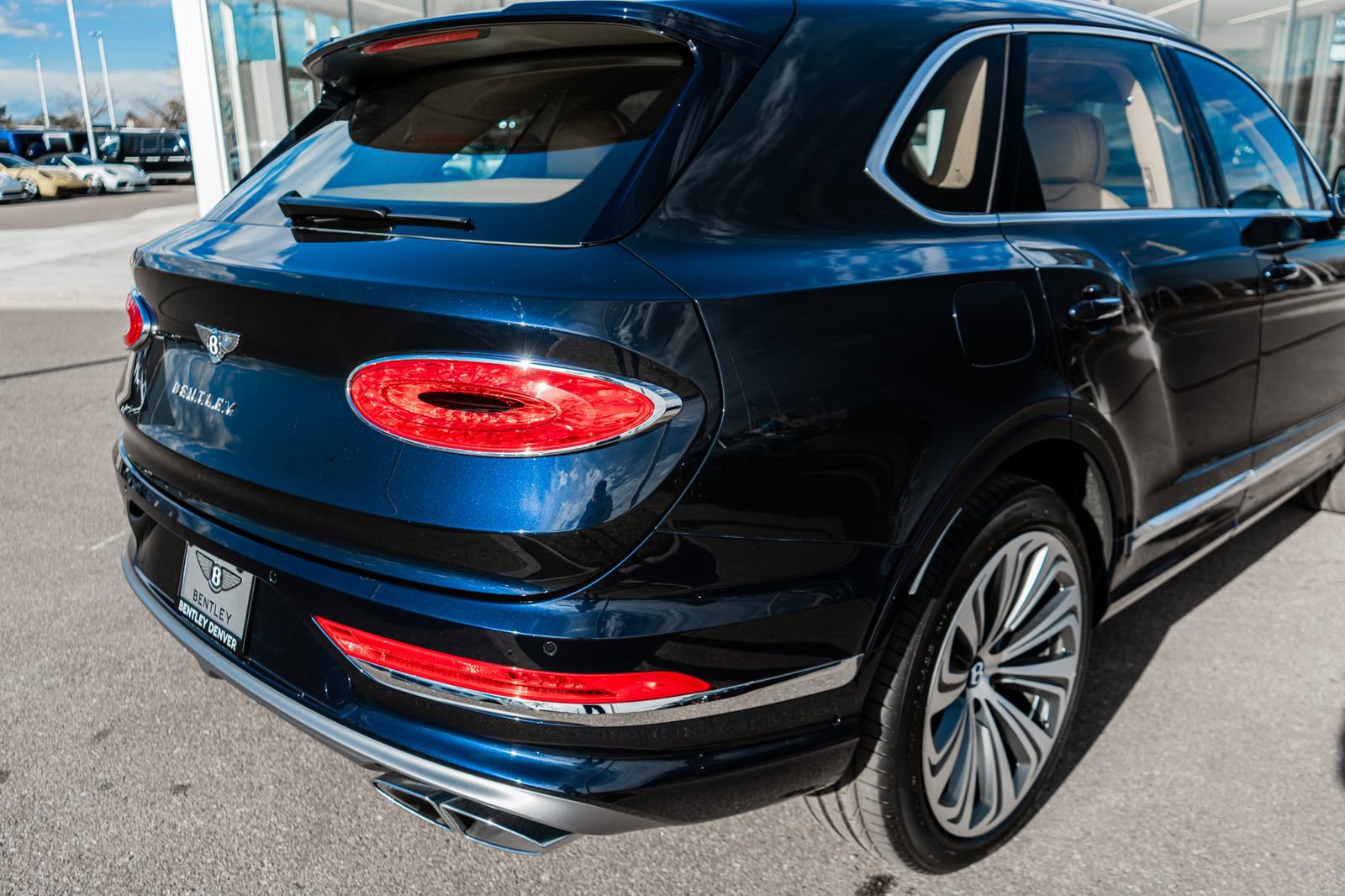 Used 2025 Bentley Bentayga image 9