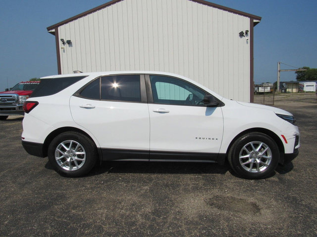 Used 2022 Chevrolet Equinox LS w/ LS Convenience Package FWD image 2