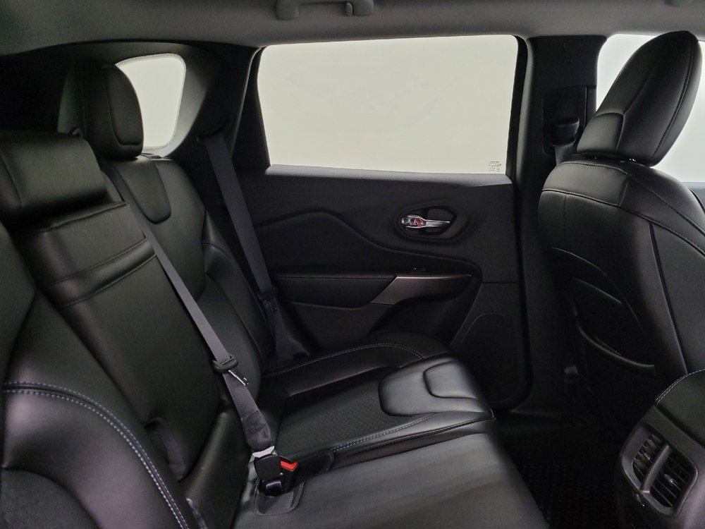 Used 2019 Jeep Cherokee Latitude Plus w/ Comfort/Convenience Group AWD/4WD image 19