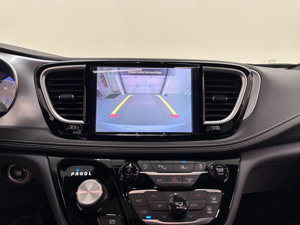 Used 2025 Chrysler Pacifica Limited FWD image 18