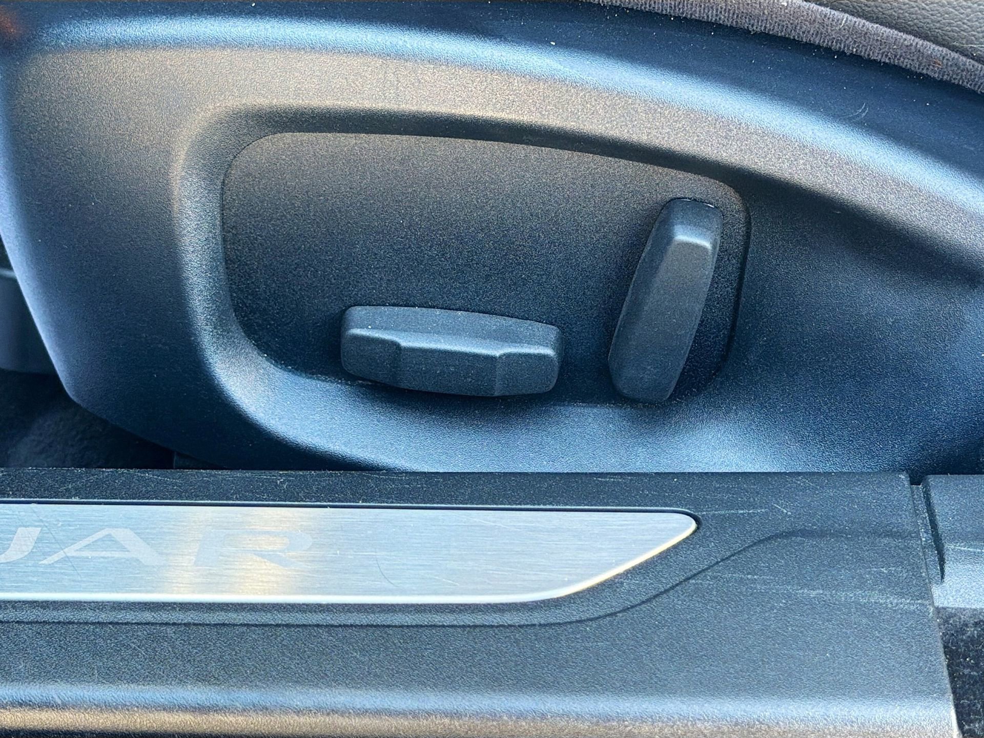 Used 2018 Jaguar XF Premium image 24