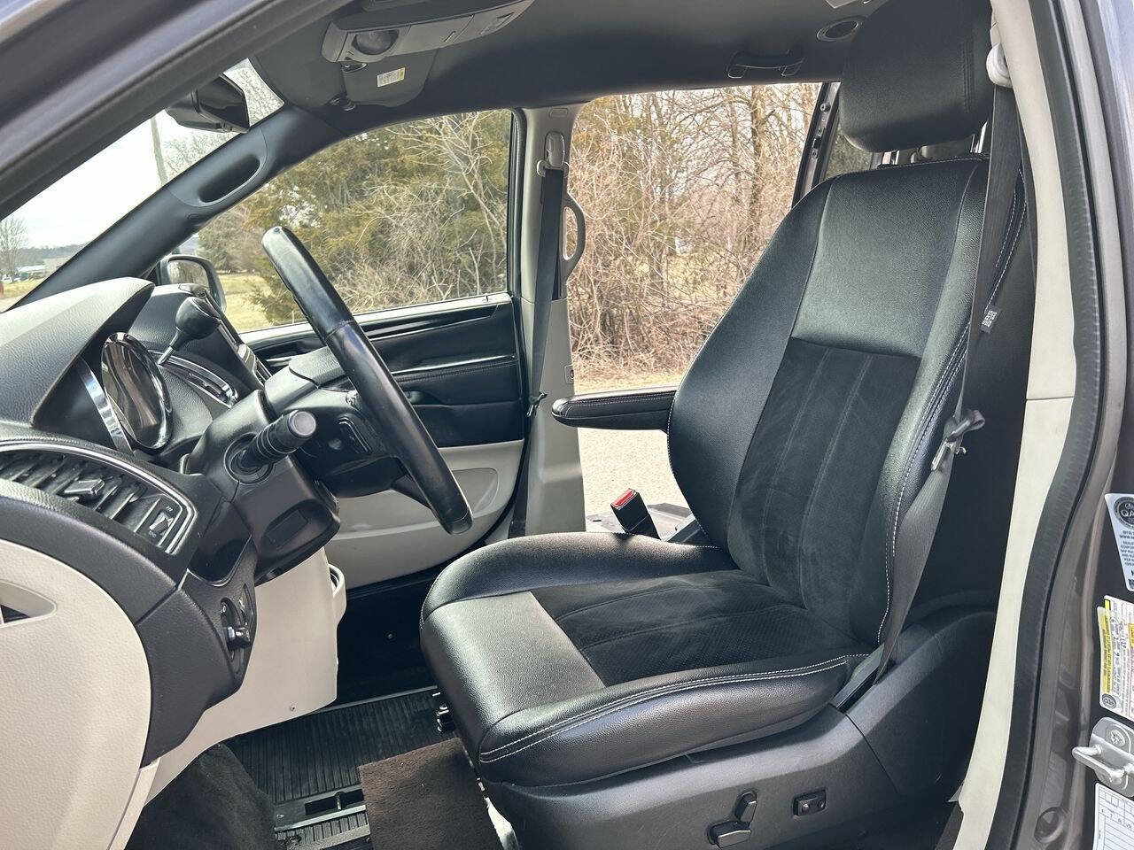 Used 2018 Dodge Grand Caravan SXT image 12