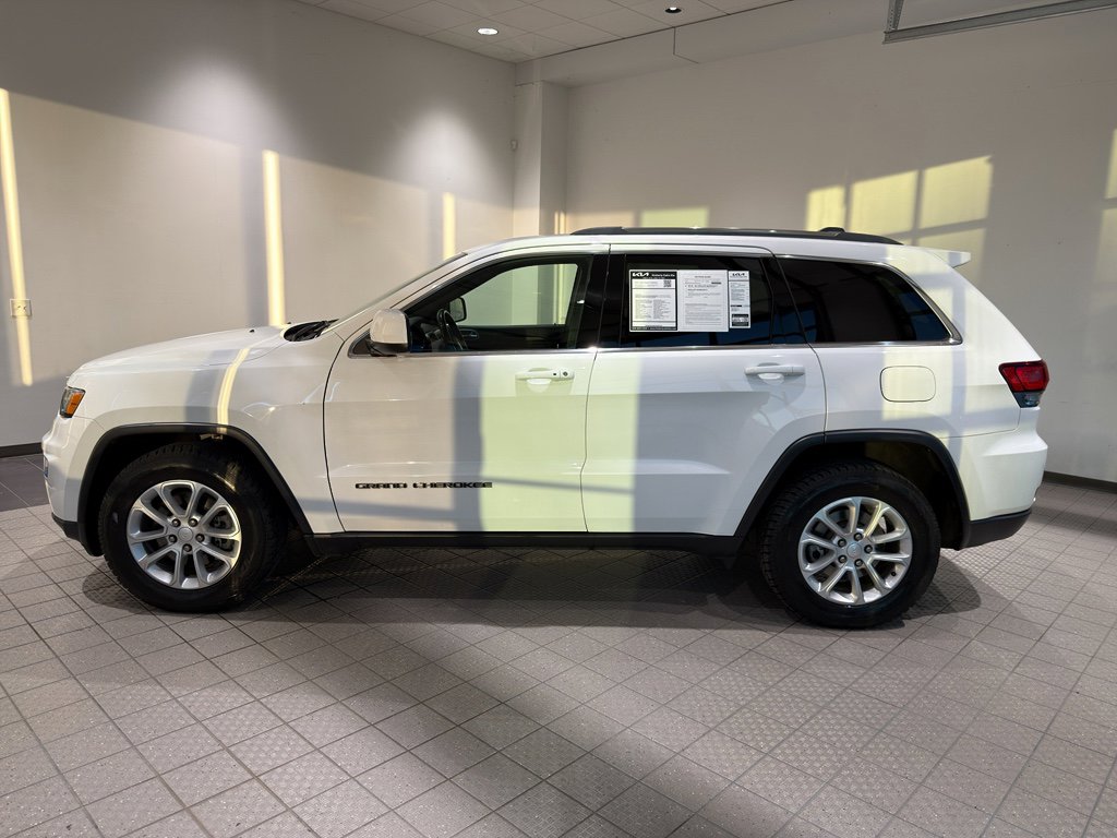 Used 2021 Jeep Grand Cherokee Laredo image 2