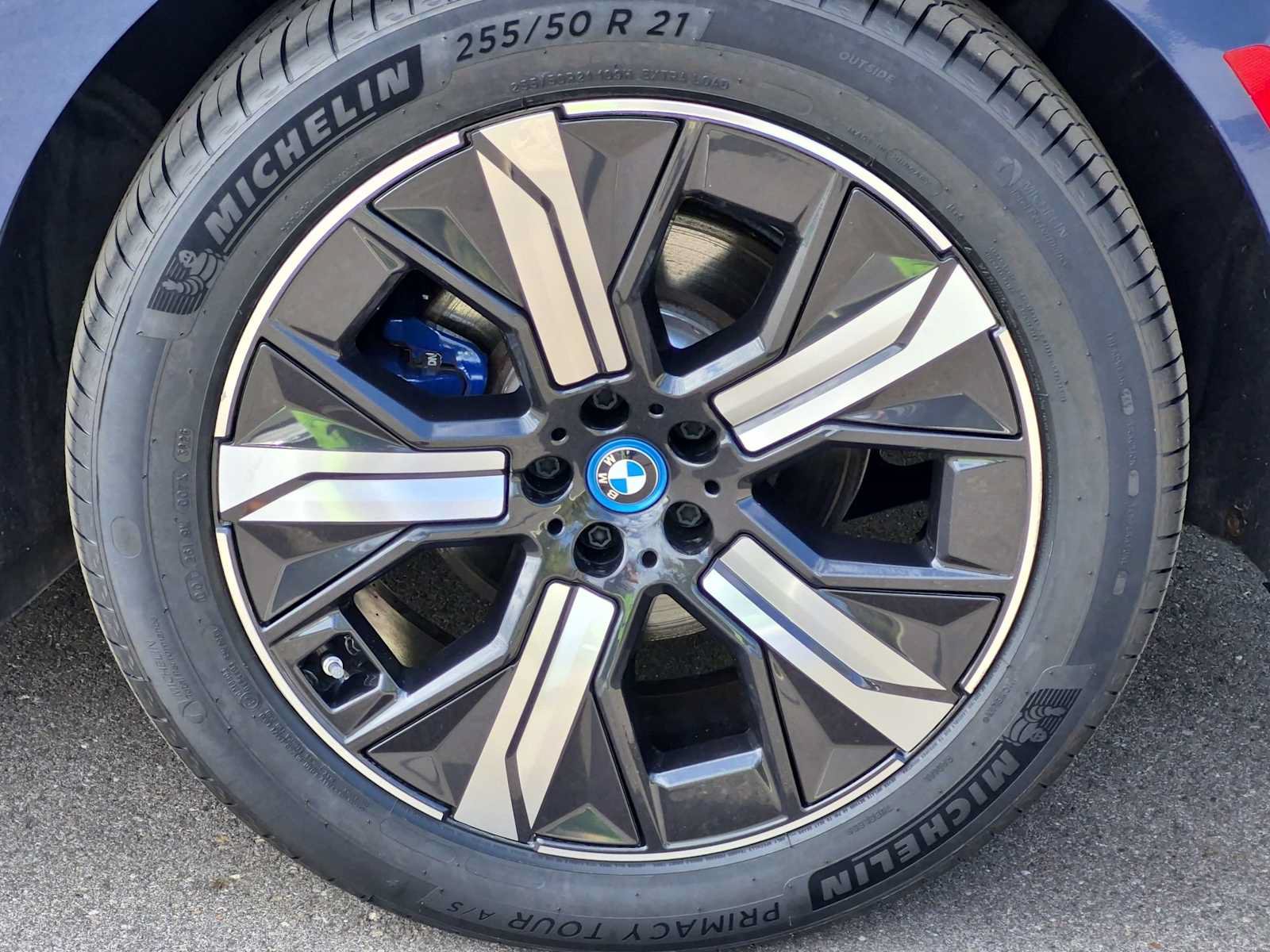 Used 2024 BMW iX xDrive50 w/ Premium Package AWD/4WD image 13