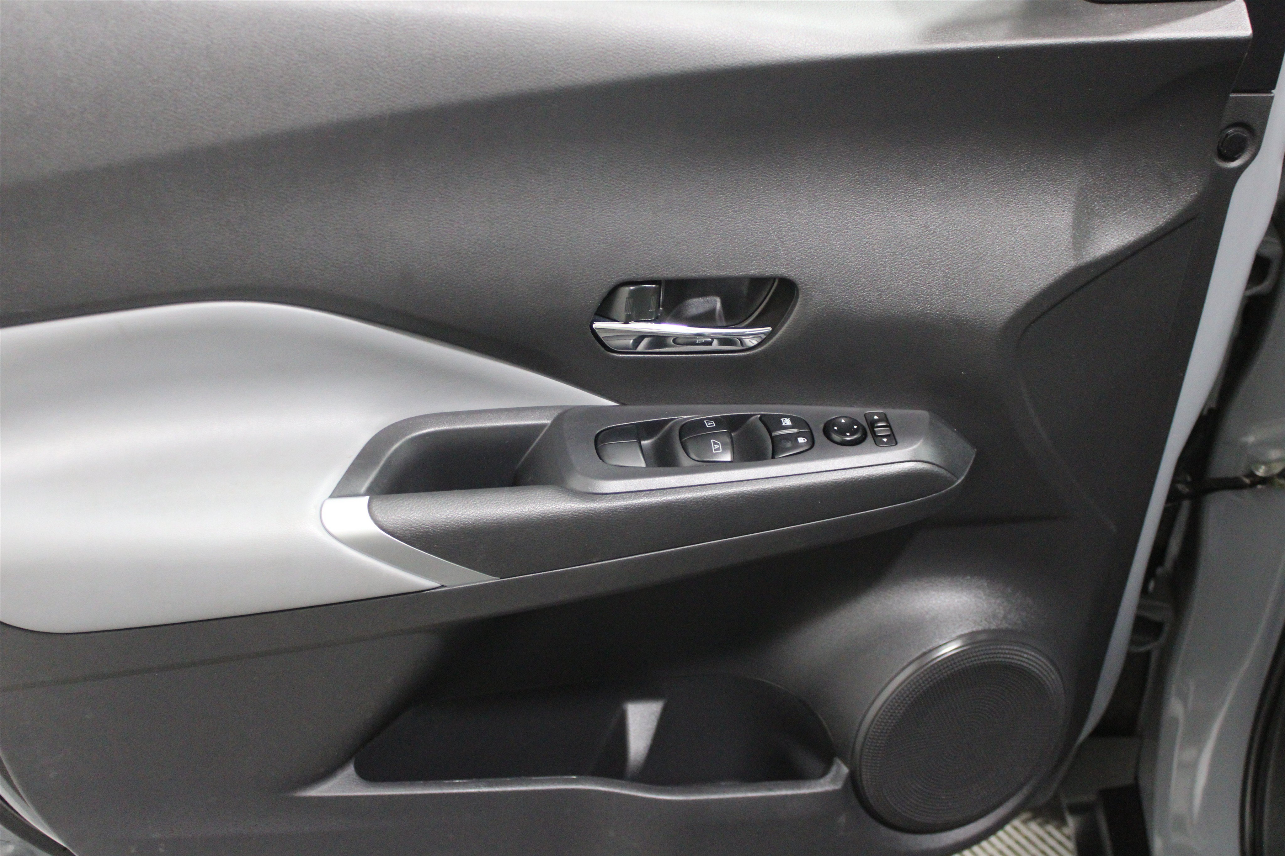 Used 2023 Nissan Kicks SR w/ SR Premium Package FWD image 3