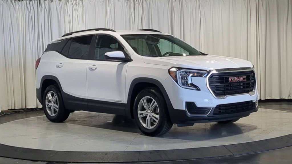 Used 2023 GMC Terrain SLE w/ Driver Convenience Package FWD image 2